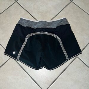 LULULEMON RUN THE FASTEST SPEED UP LINED BLACK COLOR WHITE TRIM SHORT SIZE 4 EUC